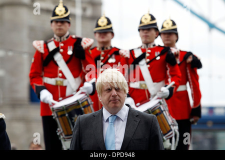 Il sindaco di Londra Boris Johnson attands un forze armate bandiera cerimonia di sollevamento Foto Stock