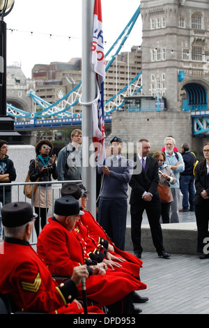 Il sindaco di Londra Boris Johnson attands un forze armate bandiera cerimonia di sollevamento Foto Stock