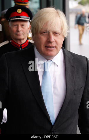 Il sindaco di Londra Boris Johnson attands un forze armate bandiera cerimonia di sollevamento Foto Stock