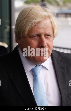 Il sindaco di Londra Boris Johnson attands un forze armate bandiera cerimonia di sollevamento Foto Stock