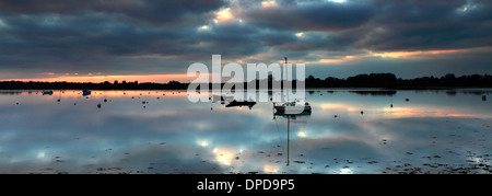 I colori del tramonto su Bosham canale nautica, West Sussex County, England, Regno Unito Foto Stock