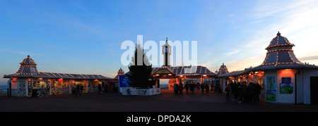 I colori del tramonto su Brighton Palace Pier, città di Brighton e Brighton & Hove, Sussex County, England, Regno Unito Foto Stock