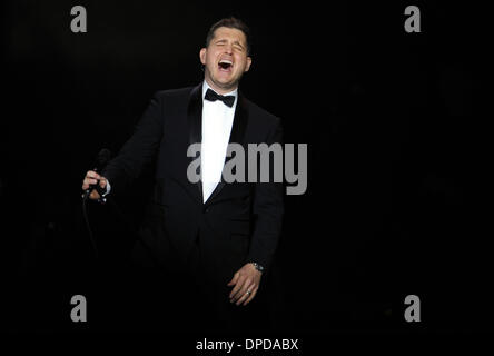 Oberhausen, Germania. Xii gen, 2014. Il cantante canadese Michael Bublé canta al primo concerto del suo tour in Oberhausen, Germania, 12 gennaio 2014. Buble in tournée in Germania con il suo " essere amato tour' dal 12 gennaio al 22 Janurary 2014. Foto: Caroline Seidel/dpa/Alamy Live News Foto Stock