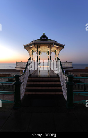 Alba colori sopra il Victorian Bandstand, lungomare, città di Brighton e Brighton & Hove, Sussex, England, Regno Unito Foto Stock