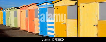 In legno colorato cabine sulla spiaggia, sul lungomare, Seaford town, East Sussex, England, Regno Unito Foto Stock