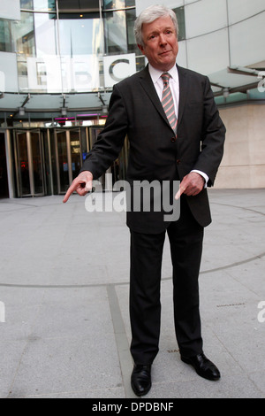 La nuova BBC boss Tony Hall arriva alla BBC Broadcasting House Foto Stock