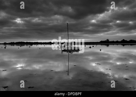 I colori del tramonto su Bosham canale nautica, West Sussex County, England, Regno Unito Foto Stock