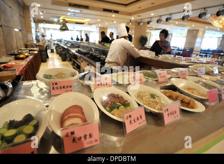 (140113) -- TAIYUAN, Gennaio 13, 2014 (Xinhua) -- cittadini ordinare da mangiare in un ristorante di Taiyuan, capitale del nord della Cina nella provincia dello Shanxi, 10 gennaio, 2014. Molti bei ristoranti di Taiyuan hanno cambiato il funzionamento tradizionale recentemente per soddisfare la media diners' domanda attraverso la modifica il suo menu di lusso in folk snack, remolding camere deluxe in comuni sala banchetti e fornendo group-acquistare pasti con prezzi bassi. Feng Shourui, un uomo in carica della cucina locale associazione in Shanxi, riteneva che solo seguendo la linea di massa potrebbe un ristorante di realizzare uno sviluppo sostenibile. (Xinh Foto Stock