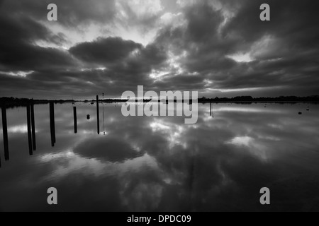 I colori del tramonto su Bosham canale nautica, West Sussex County, England, Regno Unito Foto Stock