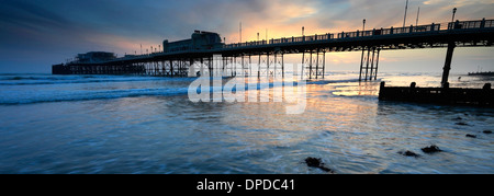 Tramonto sul molo vittoriano, Worthing town, West Sussex County, England, Regno Unito Foto Stock