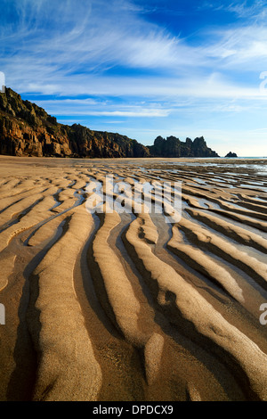 Bassa marea a Pednvounder beach, grandi increspature di sabbia ha creato il moto ondoso Foto Stock