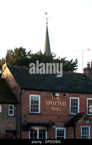 The Spotted Dog pub e la chiesetta di San Leonardo guglia, Flamstead, Hertfordshire, Inghilterra, Regno Unito Foto Stock