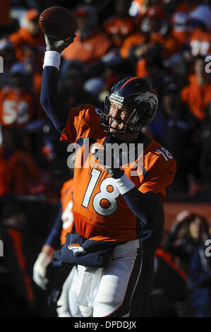 Denver, Stati Uniti d'America. Xii gen, 2014. Denver Broncos quarterback Peyton Manning passa la palla prima dell' inizio della AFC playoff divisionale contro i San Diego Chargers a Denver. © Azione Sport Plus/Alamy Live News Foto Stock