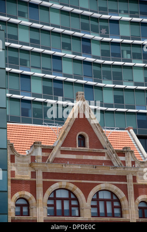 Un contrasto in vecchio stile coloniale e moderni edifici in Wellington Street, Perth, Western Australia Foto Stock