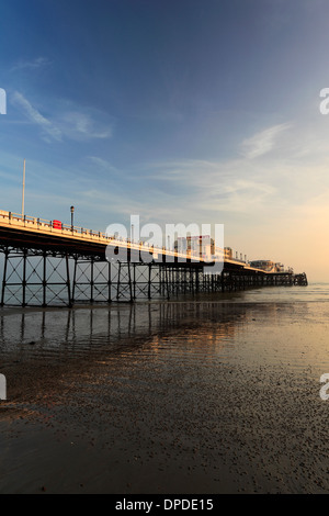 Tramonto sul molo vittoriano, Worthing town, West Sussex County, England, Regno Unito Foto Stock