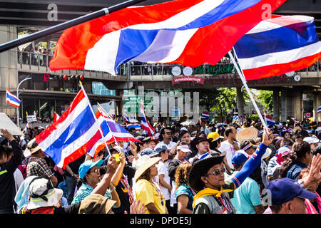 Bangkok, Thailandia . Xiii gen, 2014. Anti-Government manifestanti in Silom, in una zona turistica a Bangkok, Thailandia Credito: dbimages/Alamy Live News Foto Stock