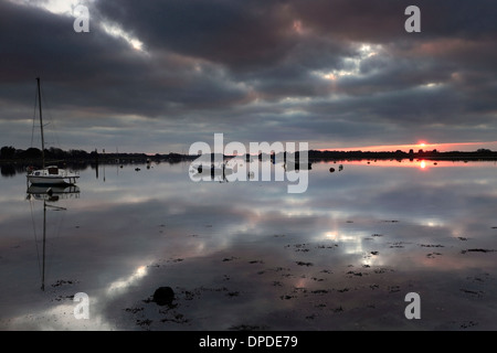 I colori del tramonto su Bosham canale nautica, West Sussex County, England, Regno Unito Foto Stock