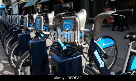 Una fila di biciclette a noleggio talvolta noto come Boris bikes London REGNO UNITO Foto Stock