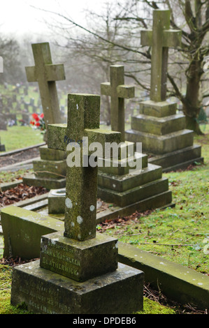 Croce lapidi in un cimitero, Blidworth, Inghilterra Foto Stock