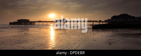 Tramonto sul molo vittoriano, Worthing town, West Sussex County, England, Regno Unito Foto Stock