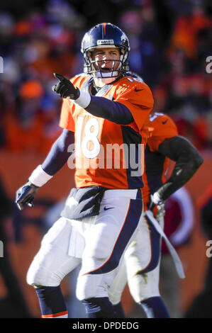 Denver, Stati Uniti d'America. Xii gen, 2014. Denver Broncos quarterback Peyton Manning effettua chiamate a svolgere durante l'AFC playoff divisionale contro i San Diego Chargers a Denver su Domenica, 12 gennaio 2014. Credito: Azione Sport Plus/Alamy Live News Foto Stock