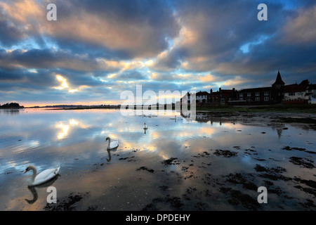 I colori del tramonto su Bosham canale nautica, West Sussex County, England, Regno Unito Foto Stock