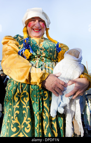 Uomo vestito da donna in paglia Whittlesey Bear Festival 2014 Foto Stock