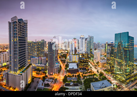 Miami, Florida, Stati Uniti d'America centro antenna nightt cityscape di notte. Foto Stock