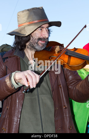 Un violinista maschio alla paglia Whittlesey Bear Festival 2014 Foto Stock