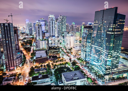 Miami, Florida, Stati Uniti d'America centro antenna nightt cityscape di notte. Foto Stock