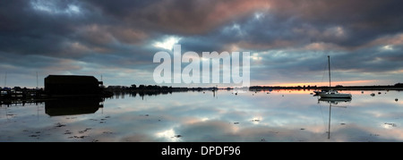 I colori del tramonto su Bosham canale nautica, West Sussex County, England, Regno Unito Foto Stock