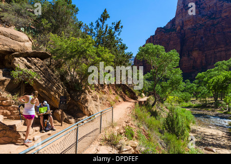 Walkers sul West Rim Trail presso la grotta sentiero dal fiume vergine, Zion Canyon Zion National Park, Utah, Stati Uniti d'America Foto Stock