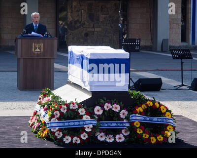 Il presidente israeliano Shimon Peres, offre un elogio per l ex Primo Ministro Ariel Sharon, alla Knesset plaza a uno stato cerimonia commemorativa. Gerusalemme, Israele. 13-Gen-2014. Un membro memorial cerimonia si è svolta presso la Knesset per ex PM Ariel Sharon. Il Presidente Peres, PM Netanyahu, Knesset Speaker Edelstein, Vice Presidente USA Biden e ex British PM Blair consegnati elogi. Sharon è deceduto sabato all'età 85. Foto Stock