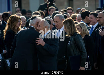 Gerusalemme, Israele. Xiii gen, 2014. Il presidente israeliano Shimon Peres (R, anteriore) abbraccia U.S. Vice presidente Joe Biden durante uno stato cerimonia commemorativa dell ex primo ministro Israeliano Ariel Sharon in Israele la Knesset (parlamento) a Gerusalemme.Lo stato memoriale di servizio si è svolta qui il lunedì, frequentato da U.S. Vice presidente Joe Biden e rappresentante del Quartetto e l ex Primo Ministro britannico Tony Blair. Credito: Xinhua/Alamy Live News Foto Stock