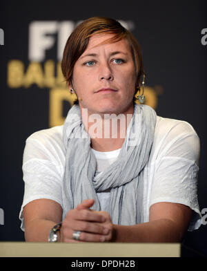 Zurigo, Svizzera. Xiii gen, 2014. Candidato per la FIFA donne del mondo giocatore del premio di anno, noi giocatore di calcio Abby Wambach di New York occidentale Flas, partecipa a una conferenza stampa della FIFA ballon d'Or 2013 gala tenutosi presso la Kongresshaus di Zurigo, Svizzera, 13 gennaio 2014. Foto: Patrick Seeger/dpa/Alamy Live News Foto Stock