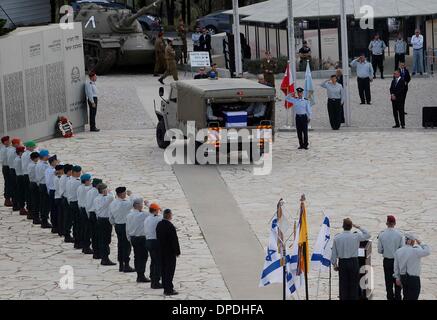 Gerusalemme, Gerusalemme. Xiii gen, 2014. Rappresentanti dell Esercito Israeliano (IDF) di ufficiali e soldati prendere parte al saluto alla bara dell ex primo ministro Israeliano Ariel Sharon durante una cerimonia militare presso il memoriale del muro israeliano corpi corazzati, Latrun, vicino a Gerusalemme, a gennaio 13, 2014. Il memoriale di eventi per la fine del primo ministro Israeliano Ariel Sharon, morto sabato erano in corso di attuazione il lunedì mattina con una cerimonia commemorativa svoltasi a fronte della Knesset (parlamento israeliano) edificio. Credito: Muammar Awad/Xinhua/Alamy Live News Foto Stock