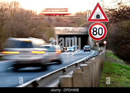 Vetture su strada con tunnel di notte Foto Stock