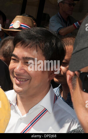 Ex primo ministro tailandese Abhisit Vejjajiva si mischia con arresto di manifestanti di Bangkok, 13 gen 2014 Foto Stock