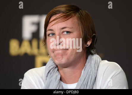 Zurigo, Svizzera. Xiii gen, 2014. Noi giocatore di calcio Abby Wambach di Western New York Flash, candidato per il FIFA donne del mondo giocatore del premio di anno, partecipa a una conferenza stampa della FIFA ballon d'Or 2013 gala tenutosi presso la Kongresshaus di Zurigo, Svizzera, 13 gennaio 2014. Foto: PATRICK SEEGER/dpa/Alamy Live News Foto Stock