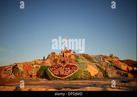 La salvezza di montagna, un folk fatti a mano Arte Scultura vicino alla città di Niland, California. Costruito e dipinto da Leonard Knight Foto Stock