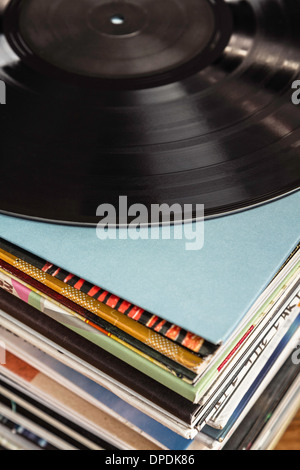 Pila di dischi in vinile Foto Stock