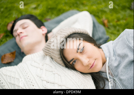 Ritratto di giovane donna in appoggio sulla testa di uomo al torace Foto Stock