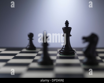 I pezzi su una scheda che mostra re Foto Stock