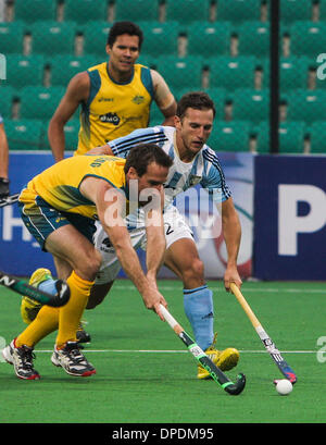 New Delhi, India. Xiii gen, 2014. I giocatori compete durante una partita tra Australia e Argentina nel mondo del Hockey League Mens Finals tenutosi a Nuova Delhi, capitale dell'India, Gennaio 13, 2014. Australia Argentina sconfitto da 6 a 1. Credito: Zheng Huansong/Xinhua/Alamy Live News Foto Stock