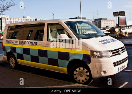 Dundee, Scotland, Regno Unito. Il 13 gennaio, 2014.L'immigrazione esecuzione veicolo parcheggiato lungo il lungomare area di sviluppo. La casa ufficio immigrazione Team di esecuzione in picchiata per arrestare sham matrimoni a Dundee: "Agendo sul ... "Tutti loro avevano viaggiato da Manchester a Dundee per prendere parte a questi tentativi di cerimonie di nozze. Credito: Dundee fotografico / Alamy Live News Foto Stock