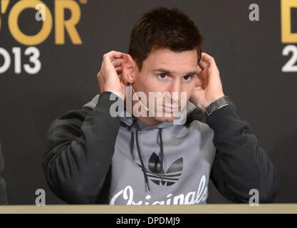 Attaccante argentino Lionel Messi del FC Barcelona, candidato per il FIFA uomo mondo giocatore del premio di anno, partecipa a una conferenza stampa della FIFA ballon d'Or 2013 gala tenutosi presso la Kongresshaus di Zurigo, Svizzera, 13 Gennaio 2014 . Foto: Patrick Seeger/dpa Foto Stock