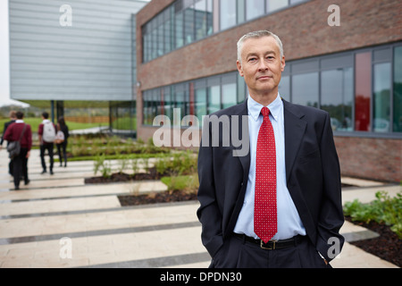 Ritratto di maschio maturo maestro al di fuori della scuola Foto Stock