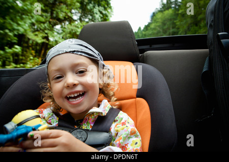 Ritratto di donna bambino nel sedile posteriore di aprire soft top Foto Stock