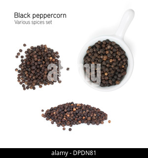 Peppe nero. Isolato su sfondo bianco Foto Stock