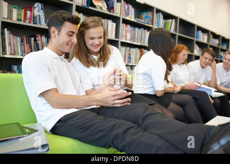 Fila di adolescenti appendere fuori in libreria Foto Stock